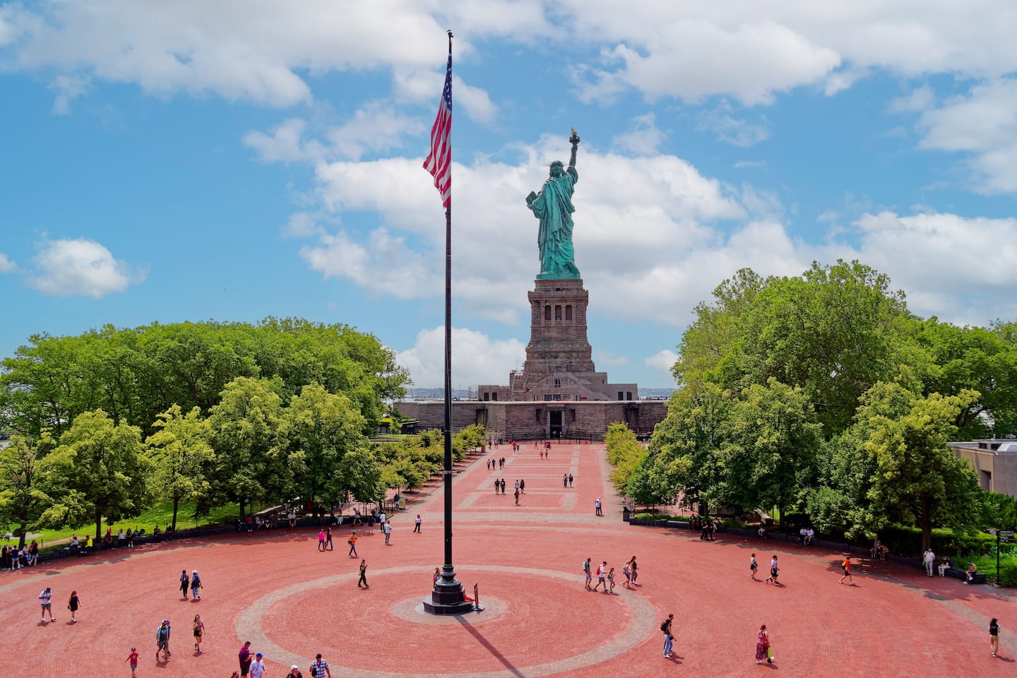 Statue Citycruises Flag